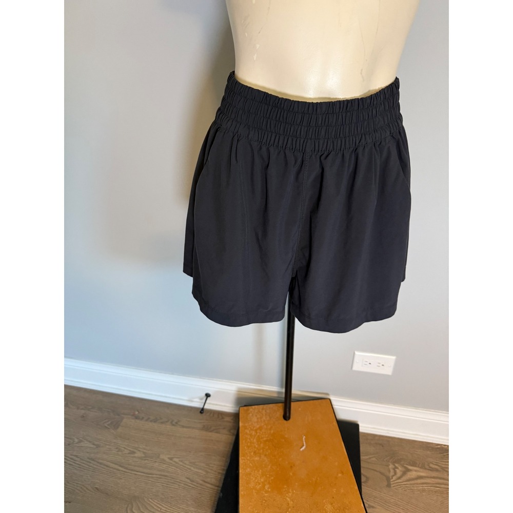 Vuori Villa Short Womens Small Black Smocked Waist Athletic Lifestyle Shorts